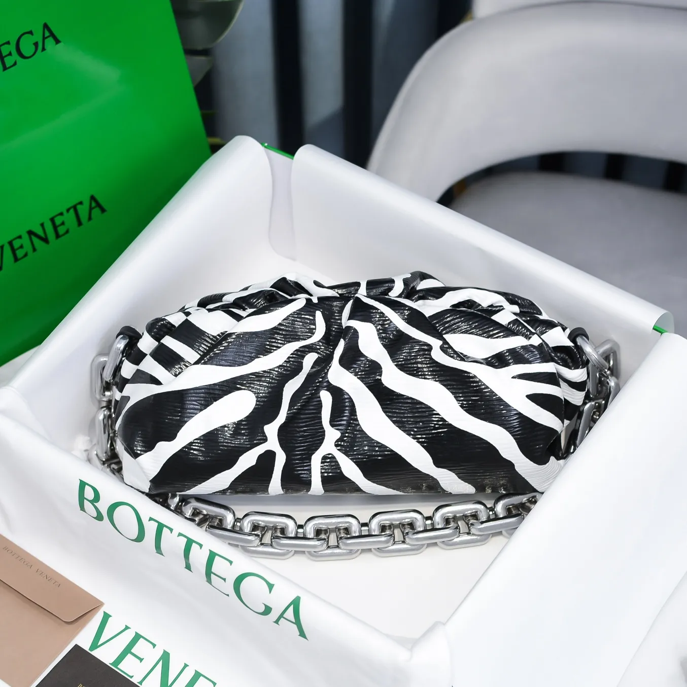 2020 new products will continue to upgrade the cloud bag to the вoттega veneтa chain cloud bag. It is still developed with imported original leather as standard. This hardware chain needs to be light on the upper body and can only be made of all-steel material. It is made of hollowed metal. You don’t have to worry about its weight. Major celebrity fashion bloggers have used it to attend fashion shows. Who can resist the charm of this large gold chain [smile] Style number: 6708# Size: 30*16*12
